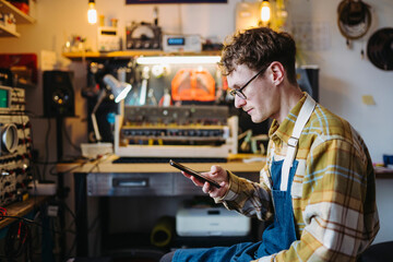 Concentrated master messaging on smartphone in workshop