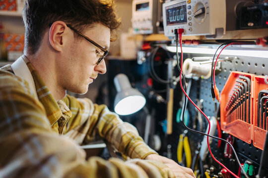 Handy man troubleshooting details of amplifier