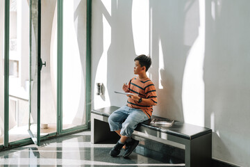 Preteen boy learn to draw at museum