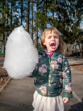 screaming child with candy cotton