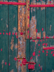 Lackreste an einem Holztor