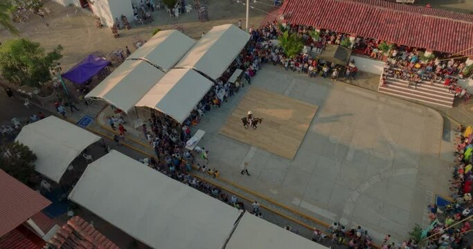 Caballo y jinete dando demostraci&oacute;n de talente en explanada publica