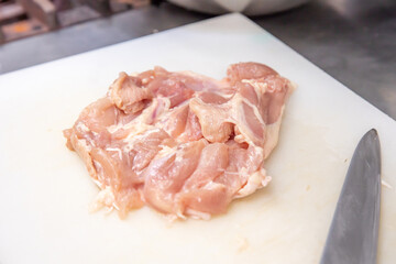 生鶏肉を調理するシーン cook raw chicken