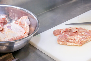 生鶏肉を調理するシーン cook raw chicken