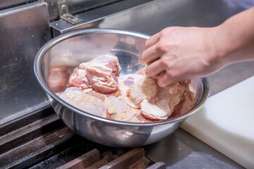 生鶏肉を調理するシーン cook raw chicken