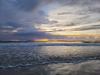 Obraz premium Sunrise over the beach
