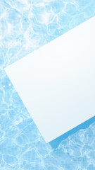 光に反射する水面と白い立方体の台座。（俯瞰）（縦長） - obrazy, fototapety, plakaty