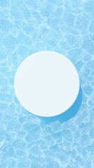 光に反射する水面と白い円形の台座。（俯瞰）（縦長）