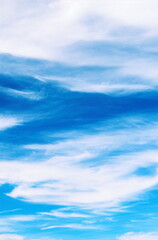 流れるような白い雲と青空