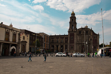 Fototapeta premium Paisaje de iglesia en una de las calles de la Ciudad de México, Centro histórico, religiones