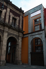 Fototapeta na wymiar Edificios coloniales coloridos en un callejón del Centro histórico de la Ciudad de México