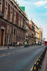 Fototapeta na wymiar Calle tranquila de tarde en el centro histórico de la Ciudad de México