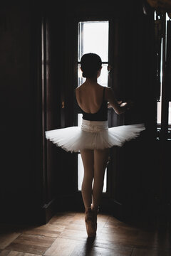 teenage ballet dancer standing en pointe 