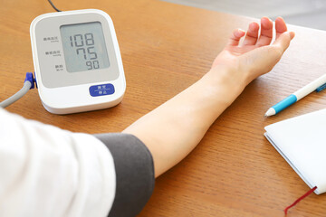 血圧計で測定する手元