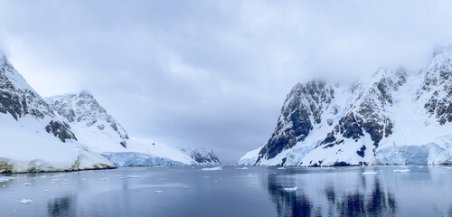 Fototapeta na wymiar Sailing through the Lemaire Channel in Antarctica