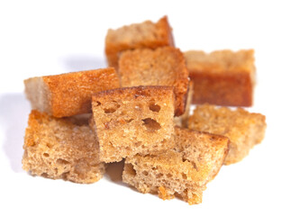 Geröstete Brotwürfel vor weißen Hintergrund