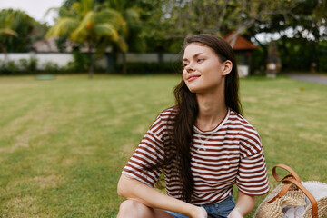 Naklejka premium walk woman grass park happy palm tree blogger phone nature lifestyle smiling