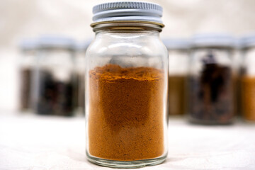 小瓶に入ったスパイス　ターメリックパウダ