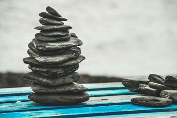 Steinpyramide auf einer Holzpalette am Strand 