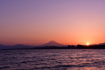 Obraz na płótnie Canvas 茅ヶ崎海岸から見る富士山と沈みゆく夕陽