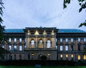 Obraz premium VIew to the building in the night with light