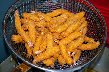 Various kinds of delicious-looking tempura fried in high-temperature oil