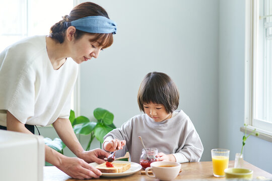 トーストにジャムを塗る母娘