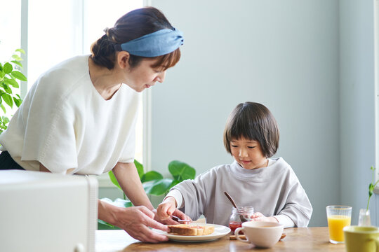 トーストにジャムを塗る母娘