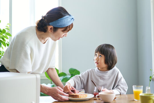 トーストにジャムを塗る母娘