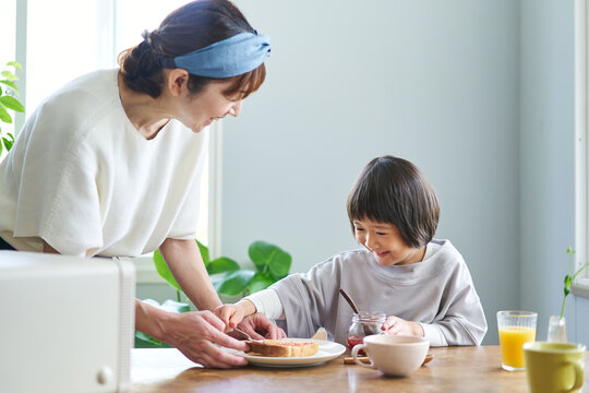 トーストにジャムを塗る母娘