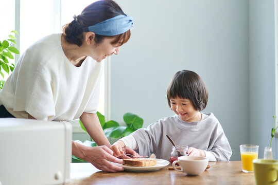トーストにジャムを塗る母娘