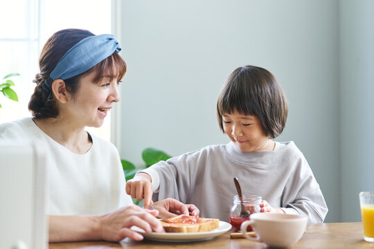 トーストにジャムを塗る母娘