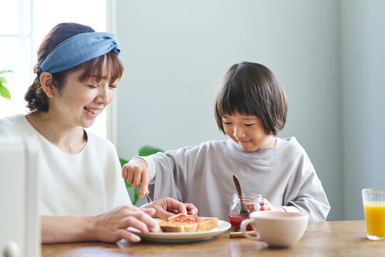 トーストにジャムを塗る母娘