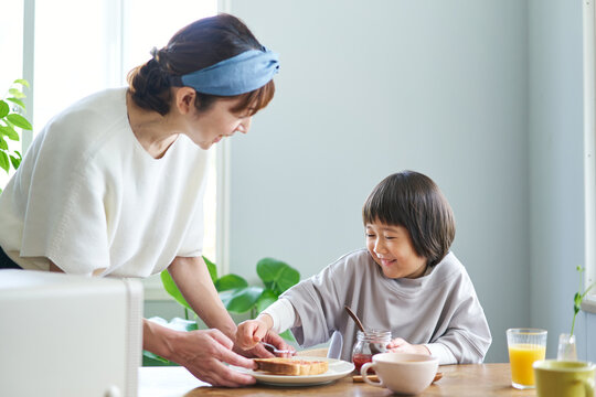 トーストにジャムを塗る母娘