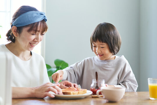 トーストにジャムを塗る母娘