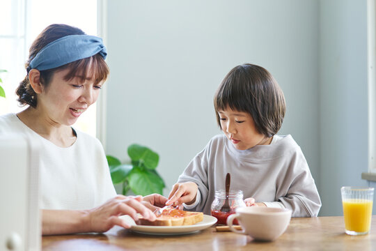 トーストにジャムを塗る母娘
