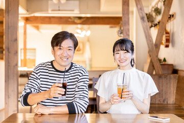 レストラン・飲食店・カフェでデートする楽しそうにおしゃべりする男女
