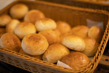 round bread Put in several baskets.
