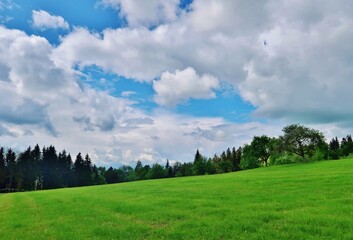Wolkengebilde über Wald und Wiese