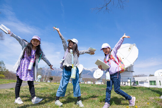 小学校の校外学習の様子