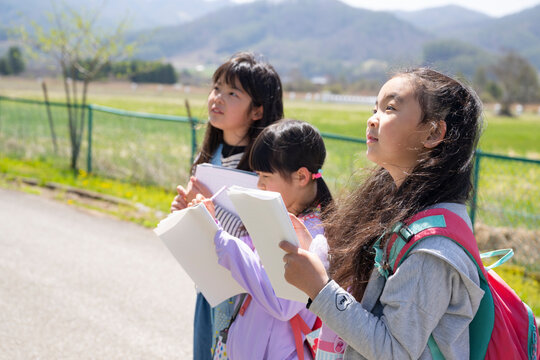 小学校の校外学習の様子