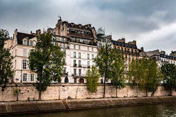 Façades d'immeubles sur les quai de la Seine à Paris