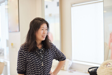 Naklejka premium 美容室で働く美容師の様子