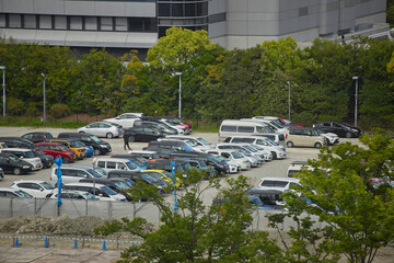 イベント会場の臨時駐車場の風景