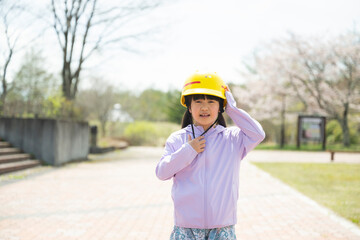 ヘルメットをかぶる女の子