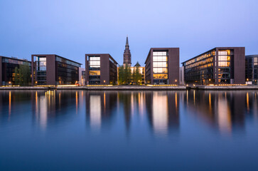 Nordea Bank Hauptquartier mit Christianskirche in Christianshavn von Slotsholmen aus gesehen,...