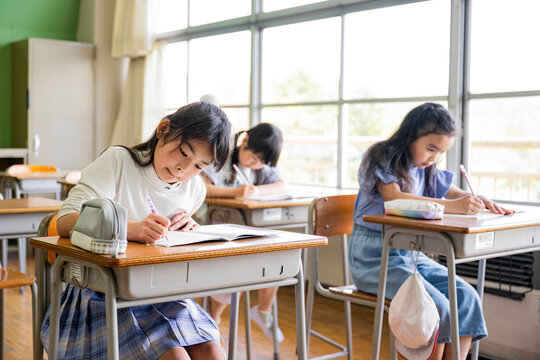 小学校の教室で授業中の小学生