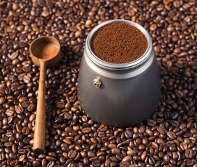 Kawiarka postawiona na palonych ziarnach kawy