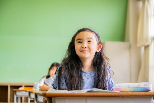 小学校の教室で授業中の小学生