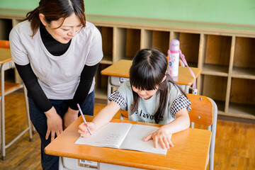 学校の教室　教師と生徒